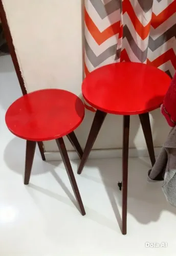 vendo duas mesinha de canto linda no preço pra sair hoje corra logo aproveite ZAP *