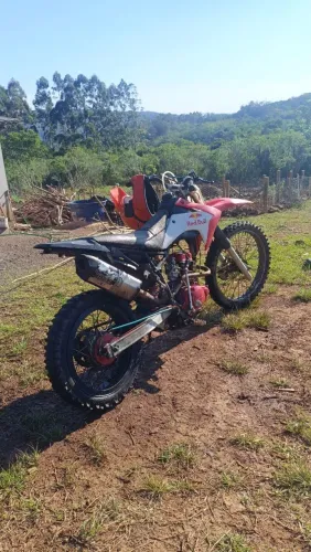 150 de trilha com roupa de CRF