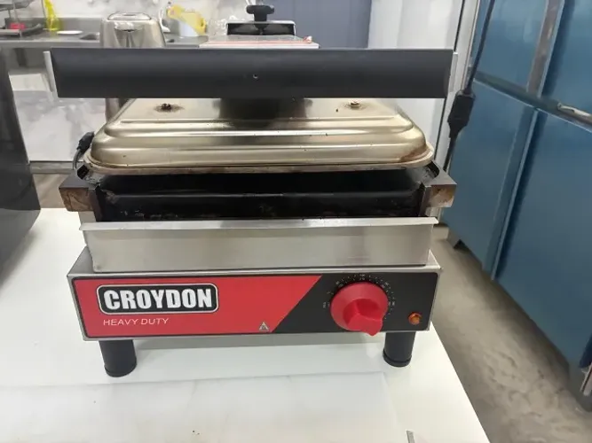 Chapa Sanduicheira Elétrica Estriada/LISA - Sase Croydon 220 v