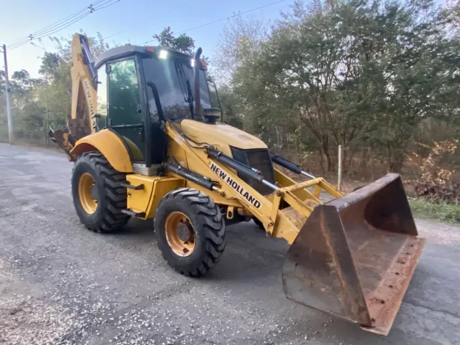 Retroescavadeira New Holland B110B 2014