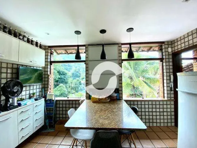Casa á venda com 4 quartos, 3 suítes, condomínio com campo de futebol e quadra