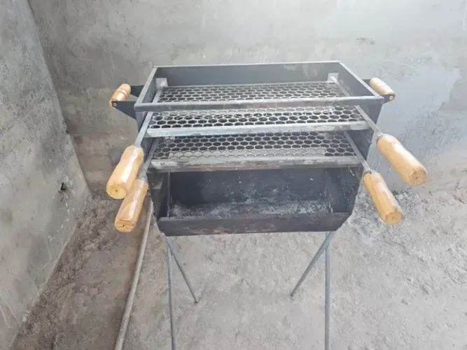 VENDO: CHURRASQUEIRA Para Espetinho Portátil A Carvão 48x26 + Grelha Em Aço
