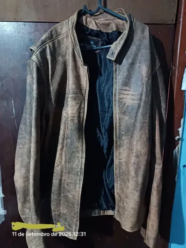 Vende-se uma jaqueta de couro de jacaré