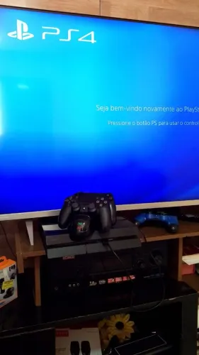 Ps4 de 2 TB com 3 controles sem fio junto do carregador 