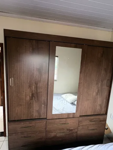 Guarda-roupa grande com espelho, portas de correr e gavetas