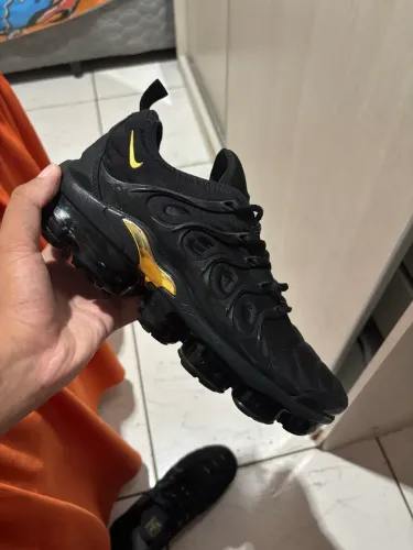 Nike vapor Max preto e dourado