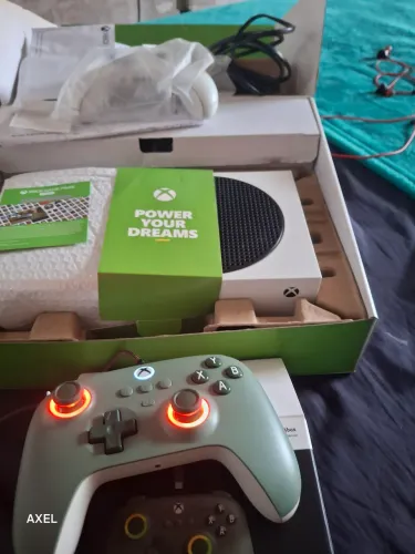 Xbox Series S, com nota e caixa.
