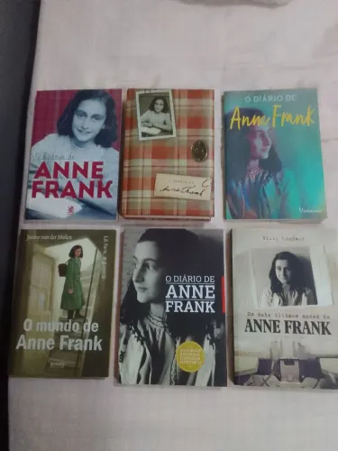 Variados Livros da Anne Frank.