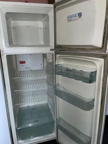 Vende-se geladeira usada.