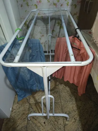 Arara de roupas dupla de vidro usado conservado
