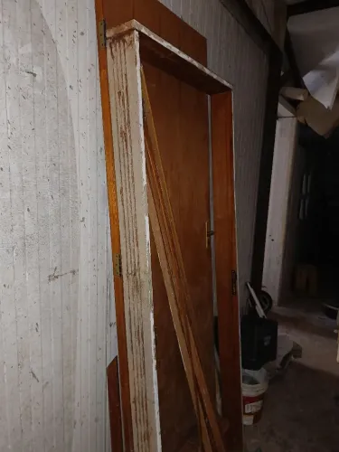 Vendo porta completa: Porta, portal, alisar e fechadura.