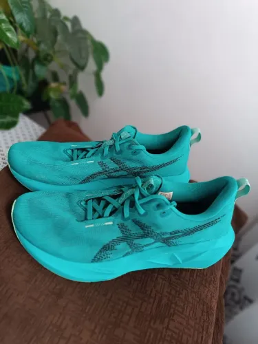 Asics Novablast 5 - Tam 43 Verde
