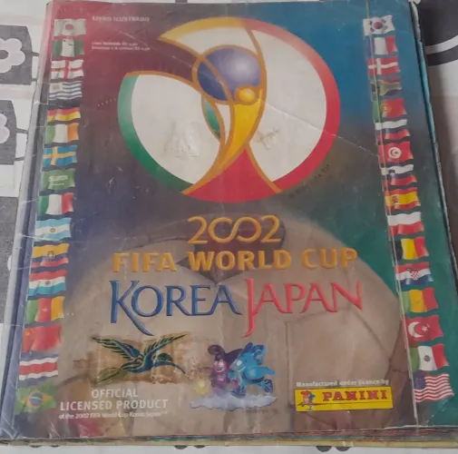 Vendo álbum da copa de 2002 completo.aceito negociar valores.