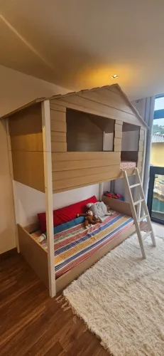 Linda Cama Casinha - Beliche Montessori Açaí com Casinha com Colchões