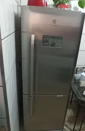 Vende-se geladeira Electrolux DB52X Frost Free 454L.