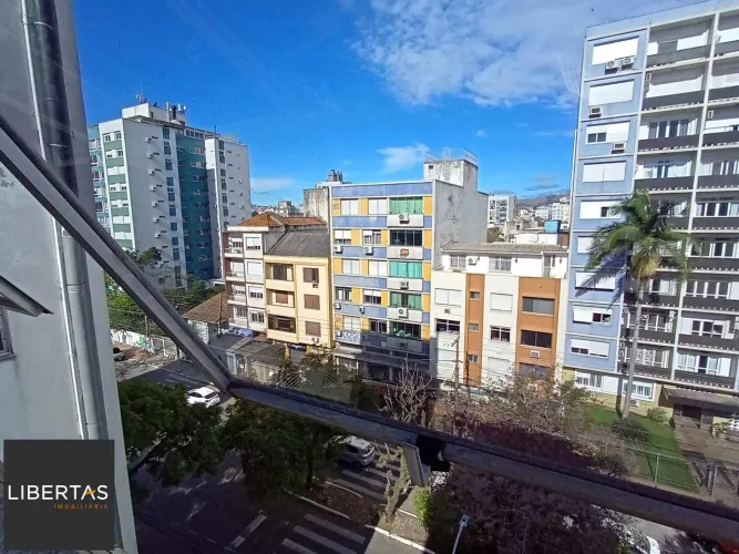 Sala na Venâncio Aires com mezanino e 2 banheiros
