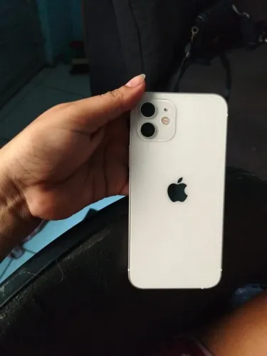 Vendo um iPhone 12 seminovo 