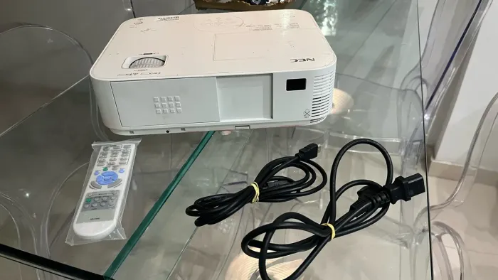 Projetor NP-M322W DLP de 3200 ANSI lumens.