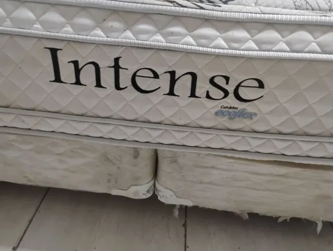 Cama de Casal Quemm com colchão