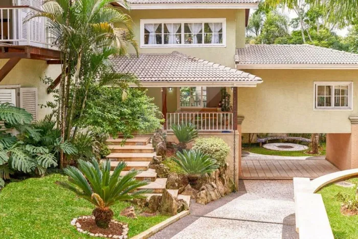 Casa de campo com 650m2 em terreno de 4.000m2 com 4 suites, 15 vagas, lago, piscina em áre