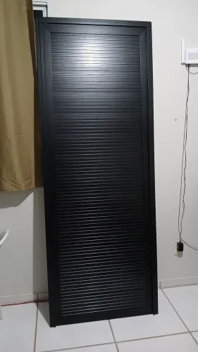 Vendo porta em alumínio preto