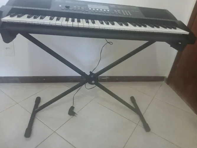 Teclado usado em ótimas condições ( suporte vai junto de brinde)