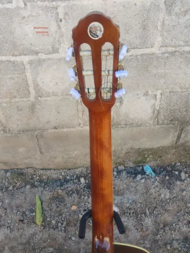 Vende-se violão de nylon tagima vegas.