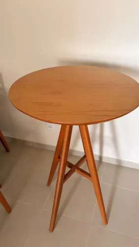 Mesa Bistrô de madeira em excelente estado