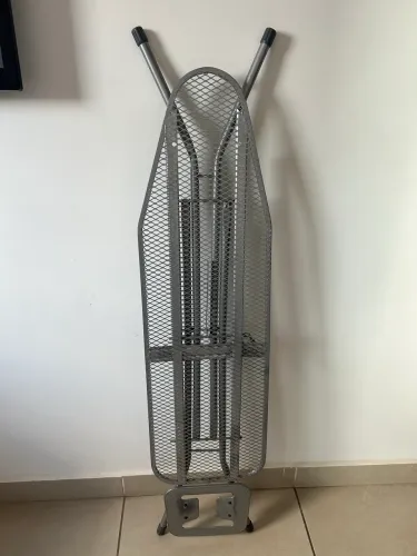 tábua de passar roupa feita em aço com pintura eletrostática