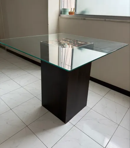 MESA COM TAMPO DE VIDRO 94x94,5CM