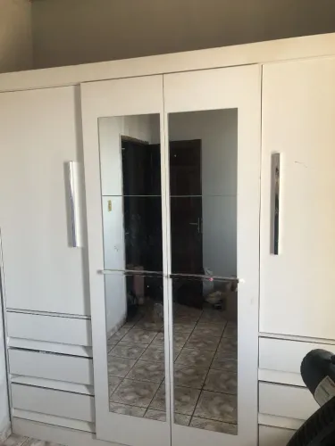 É um guarda-roupa