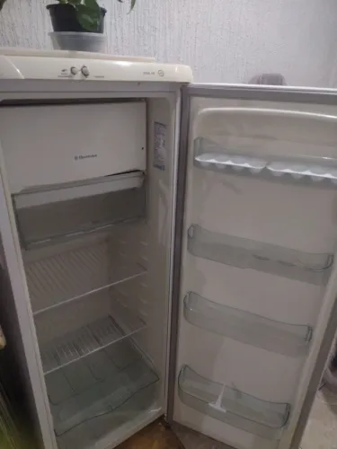 GELADEIRA ELETRILUX 300LITROS