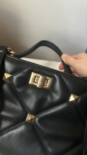Bolsa feminina - preta com detalhes