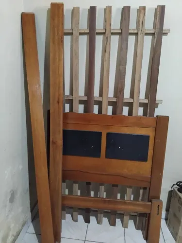Cama solteiro semi nova madeira muito boa