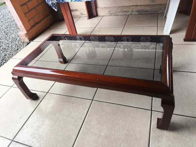 Mesa de Centro em Madeira com Tampo de Vidro - 106 x 56 cm
