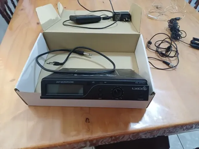 MICROFONE SEM FIO UHF LYCO UHXPRO 01HLI - OTIMO PARA PALESTRAS E CANTO