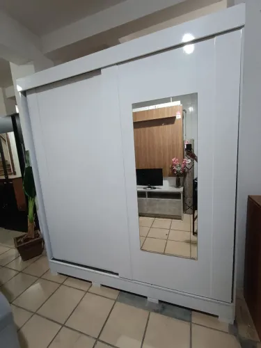 Roupeiro com Portas de Correr e Espelhos