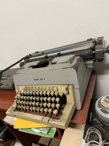 Máquina de Escrever Olivetti Linea 98
