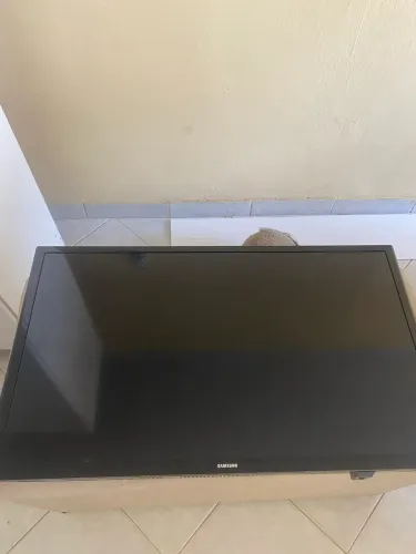 TV 32 polegadas com defeito.