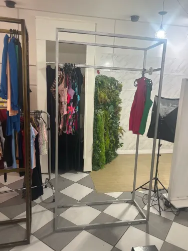 Arara de roupas para loja na cor prata
