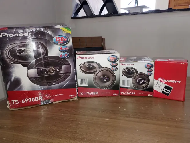 Alto falantes Pioneer e potência Taramps zerados 