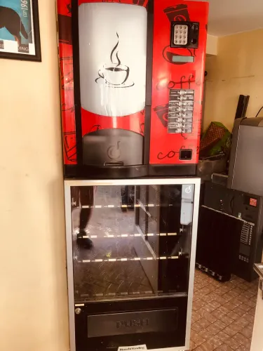 Vending machine / máquina de café e snacks 