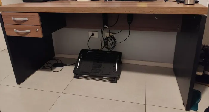 Mesa escritório com gavetas