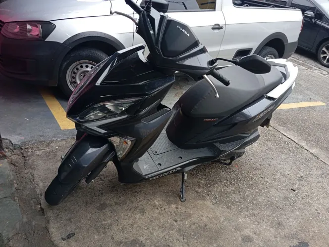 Elite 125cc 2024 moto zera de andar com 5400 km rodados. Só pegar e transferir.