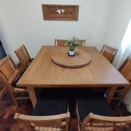 Mesa de Jantar Madeira Maciça 1,5m x 1,5m + 8 Cadeiras ? R$ 2.900