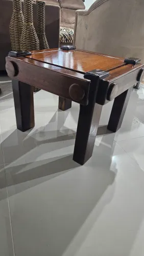 Vendo Mesinha de Centro ou Lateral em Madeira Maciça (Imbuia) - 55x55cm