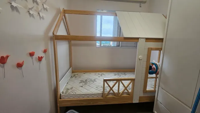 Cama Montessoriana Premium com Telhado e Janela - Madeira maciça