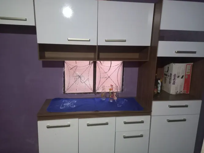 Armario d cozinha com balcão.