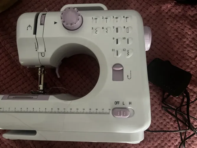 Vendo Mini Máquina De Costura Multifuncional Doméstica