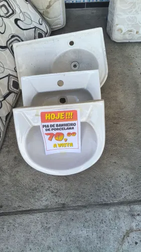 Pia de banheiro em porcelana